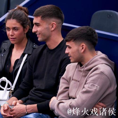 佩德里与女友合影引热议 佩德里与女友合影引热议